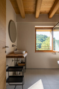 gli infissi in legno richiedono più manutenzione di alluminio e pvc?