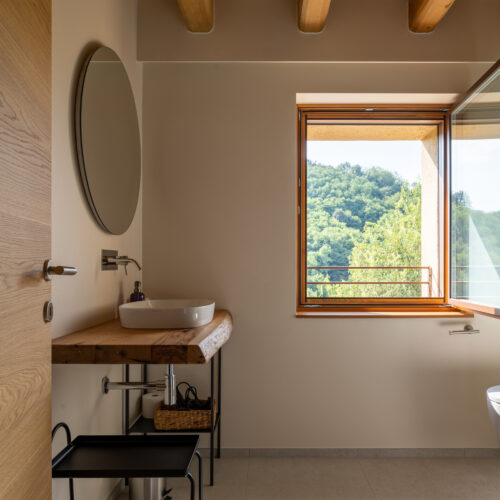 gli infissi in legno richiedono più manutenzione di alluminio e pvc?